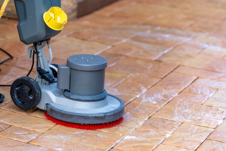 Einscheibenmaschine bei der Reinigung von Bodenplatten